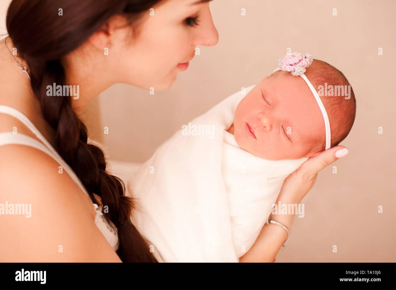 Schöne Mutter mit Kleinkind Baby Mädchen in Zimmer Nahaufnahme. Die Mutterschaft. Mutterschaft. Stockfoto