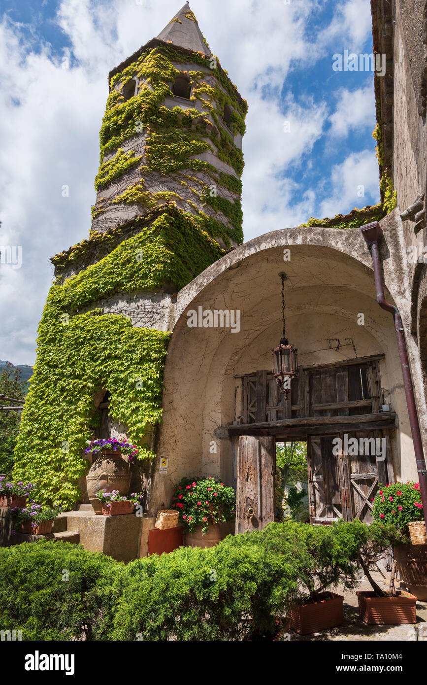 Gärten der Villa Cimbrone Hotel (Albergo) in Ravello mit Blick auf die Amalfiküste und Golf von Salerno in Kampanien in Süditalien Stockfoto