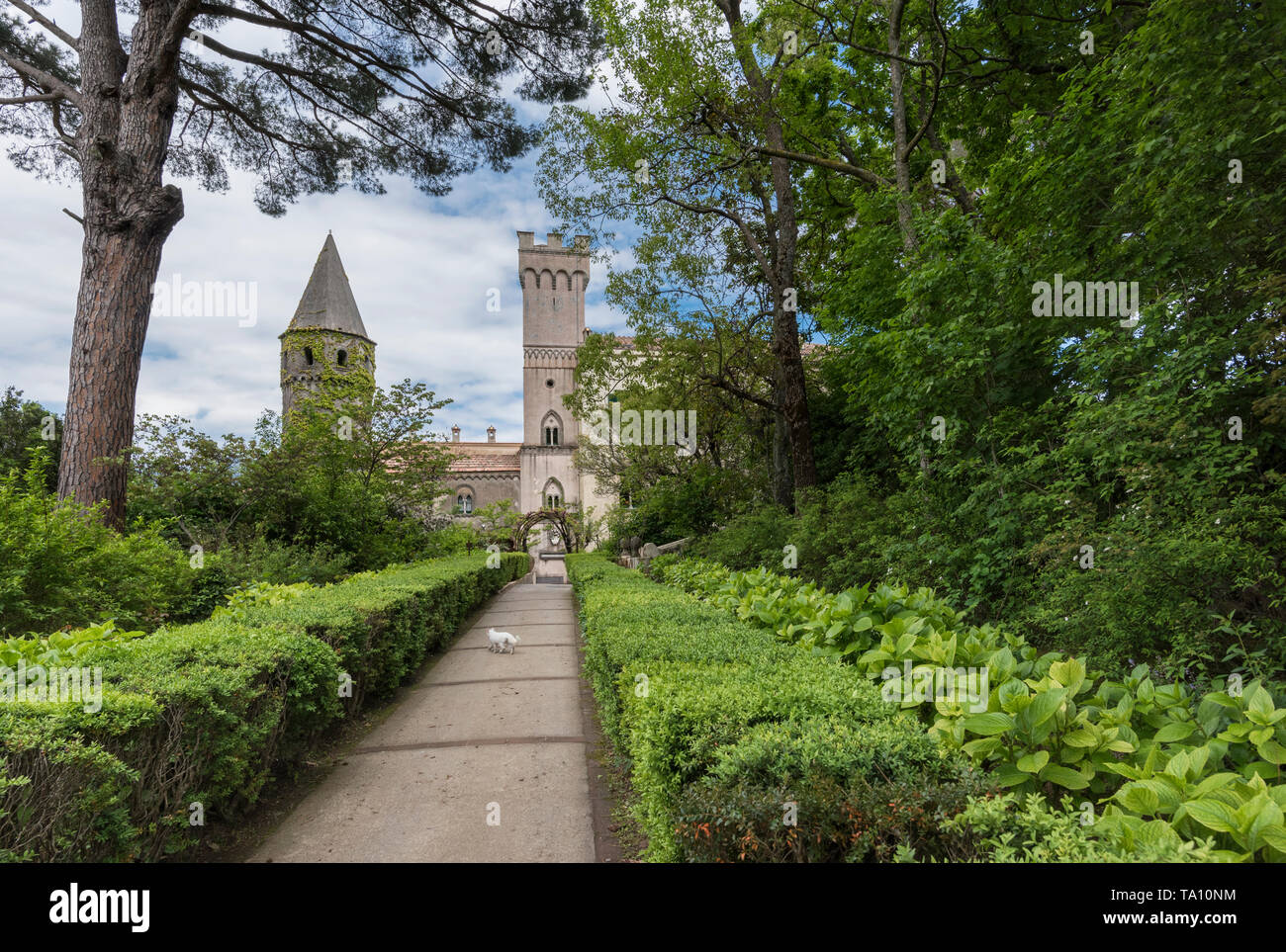 Gärten der Villa Cimbrone Hotel (Albergo) in Ravello mit Blick auf die Amalfiküste und Golf von Salerno in Kampanien in Süditalien Stockfoto