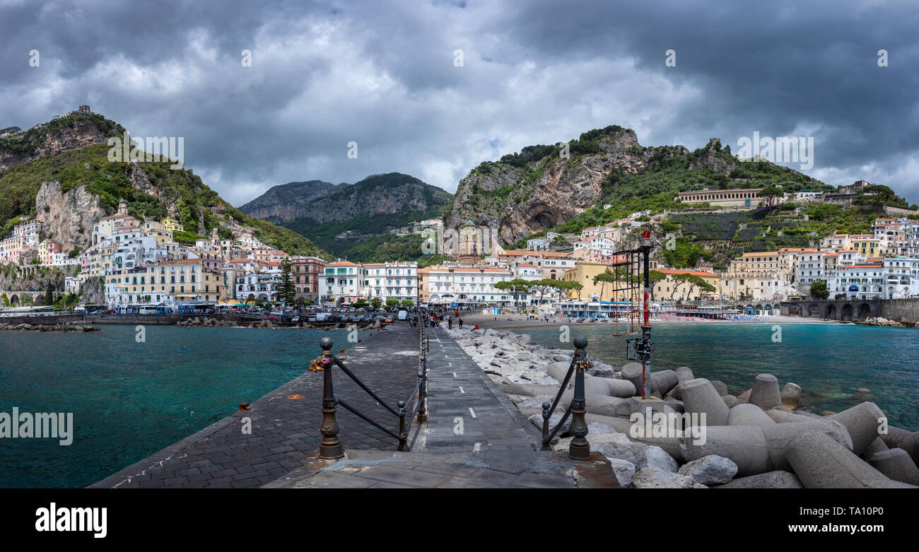 Die Küstenstadt Amalfi an der Amalfiküste in Kampanien in Süditalien gesehen vom Pier Stockfoto