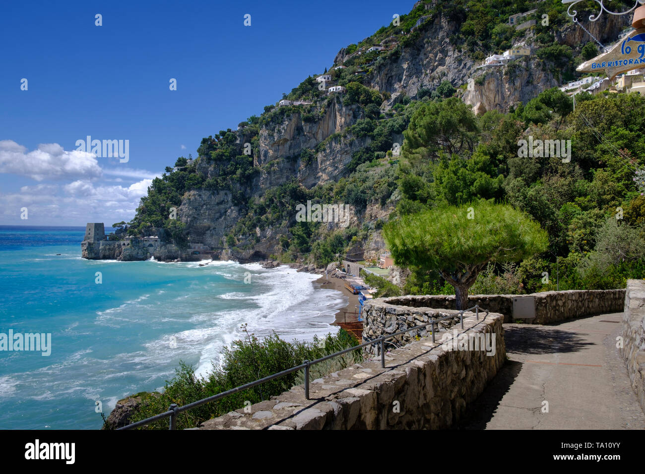 Über Positanesi d'America Coastal Path und die mittelalterlichen Türme südlich von Positano ein am Berghang gelegenes Dorf und Ferienort an der Küste von Amalfi Italien Stockfoto