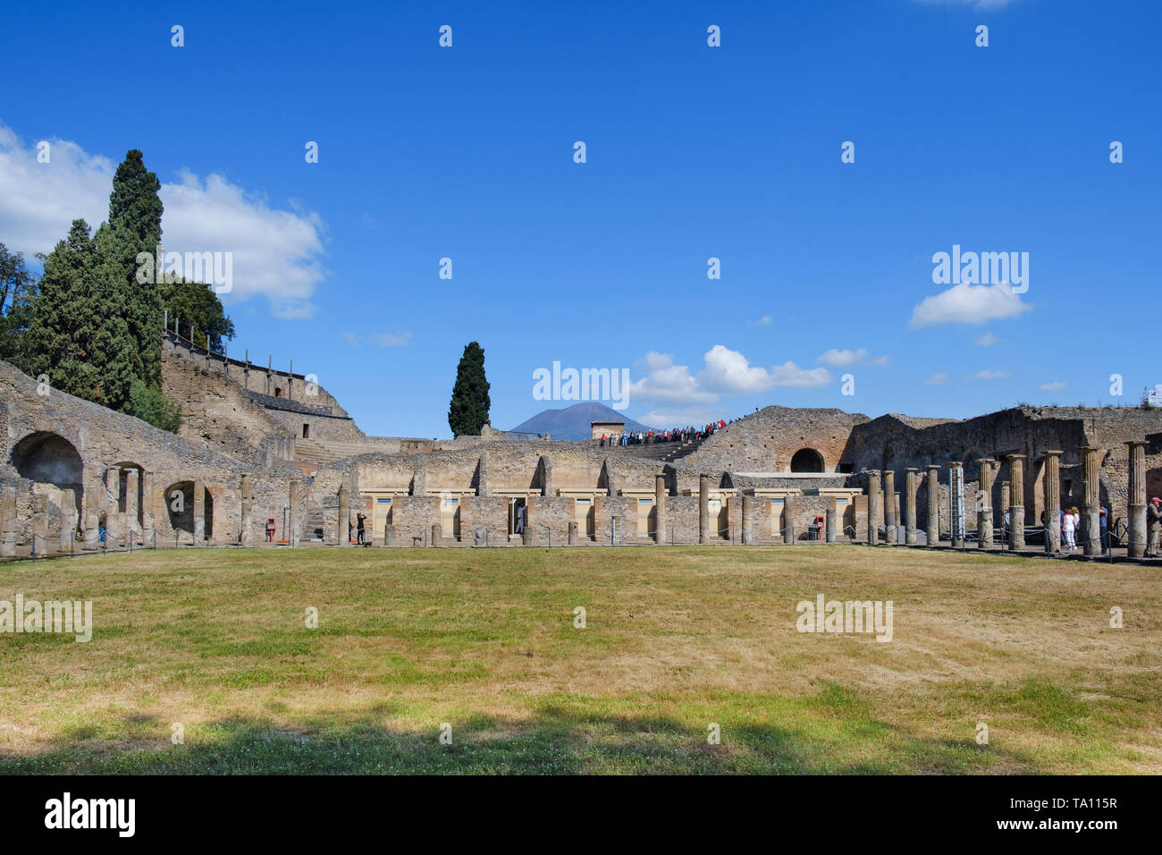 Vesuv über die freigelegten Ruinen der Trainingsplatz ist der Gladiator in Pompeji die antike römische Stadt in der Nähe von Neapel in der Region Kampanien Stockfoto
