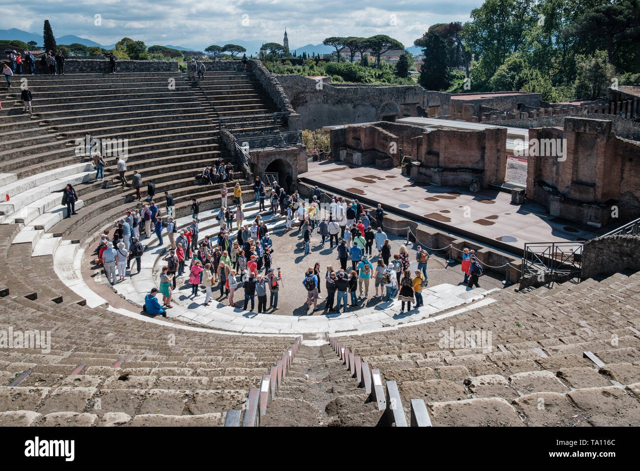 Touristen im Theater ausgegraben aus den Ruinen von Pompeji die antike römische Stadt in der Nähe von Neapel in der Region Kampanien Stockfoto