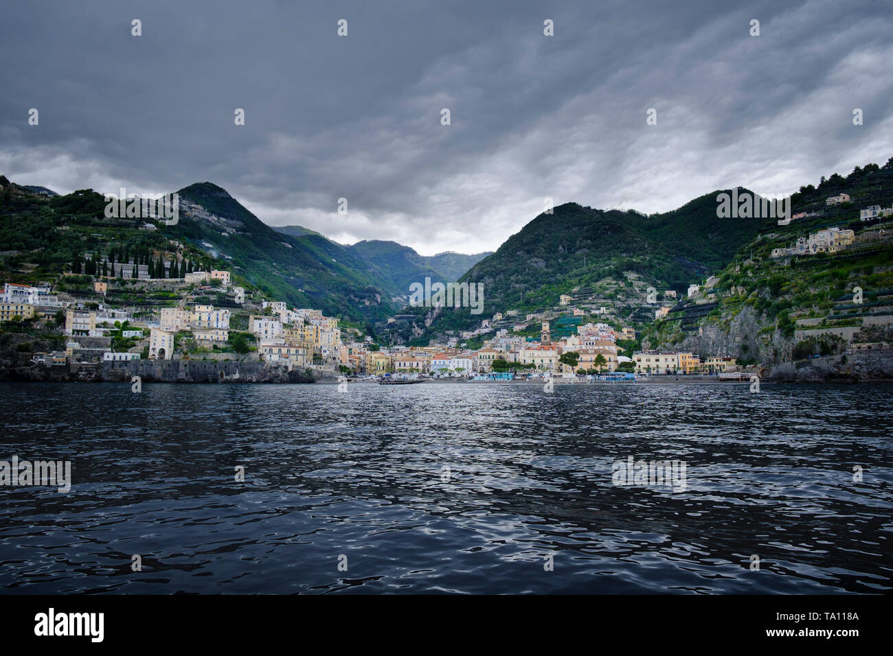 Blick auf die Altstadt und die Hügel von Minori an der Amalfiküste in Kampanien in Süditalien von der Bucht von Salerno im Tyrrhenischen Meer Stockfoto