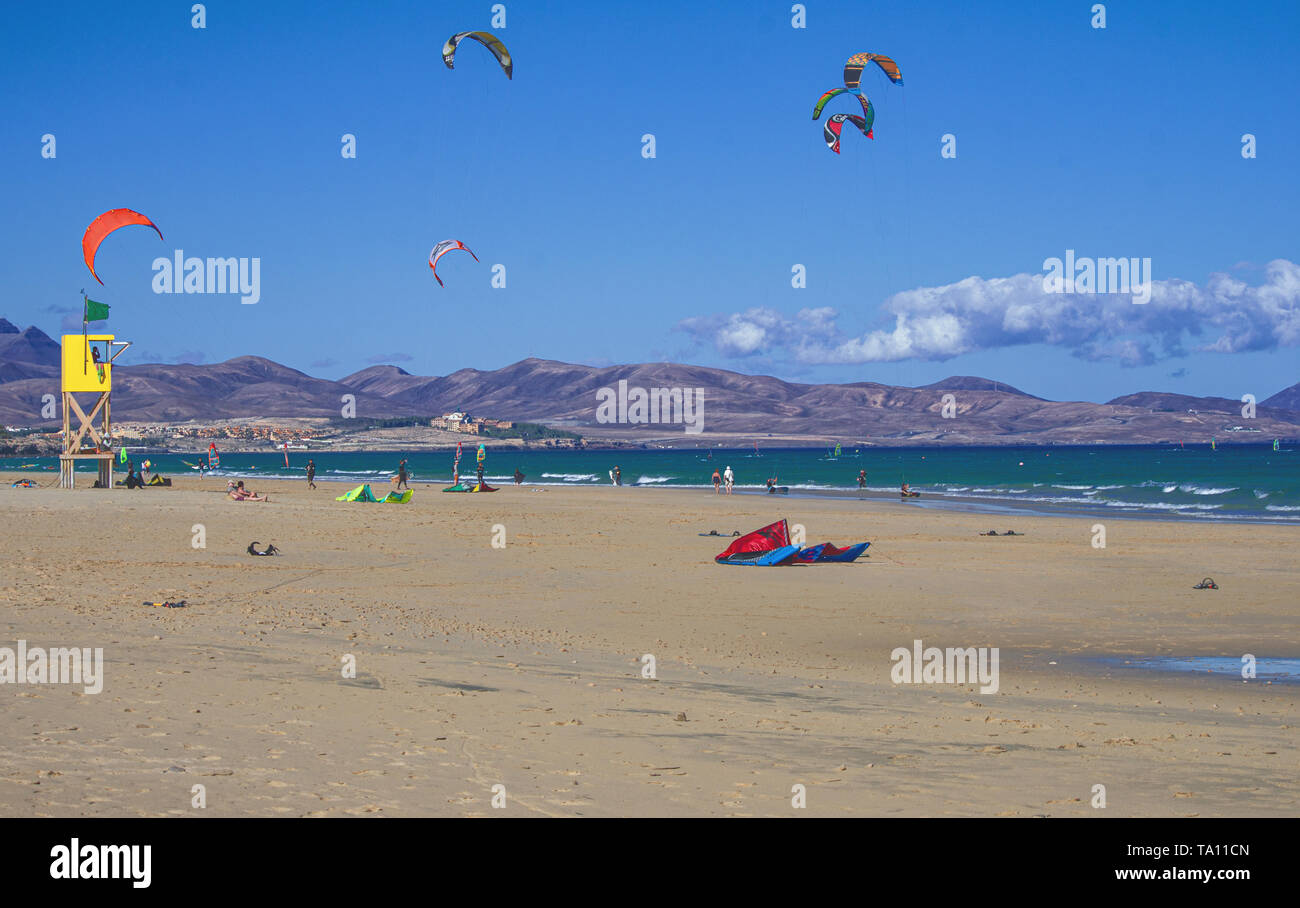 Windigen Strand von Kite Surf Liebhaber in Fuerteventura, Kanarische Inseln besucht Stockfoto
