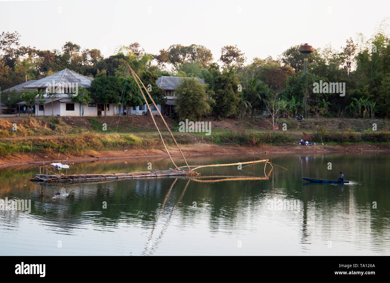 Yor in einem Fischerdorf im Nordosten Thailand in der Nähe von einem See. Yor ist alten Schweinestall Angeln in Asien Stockfoto