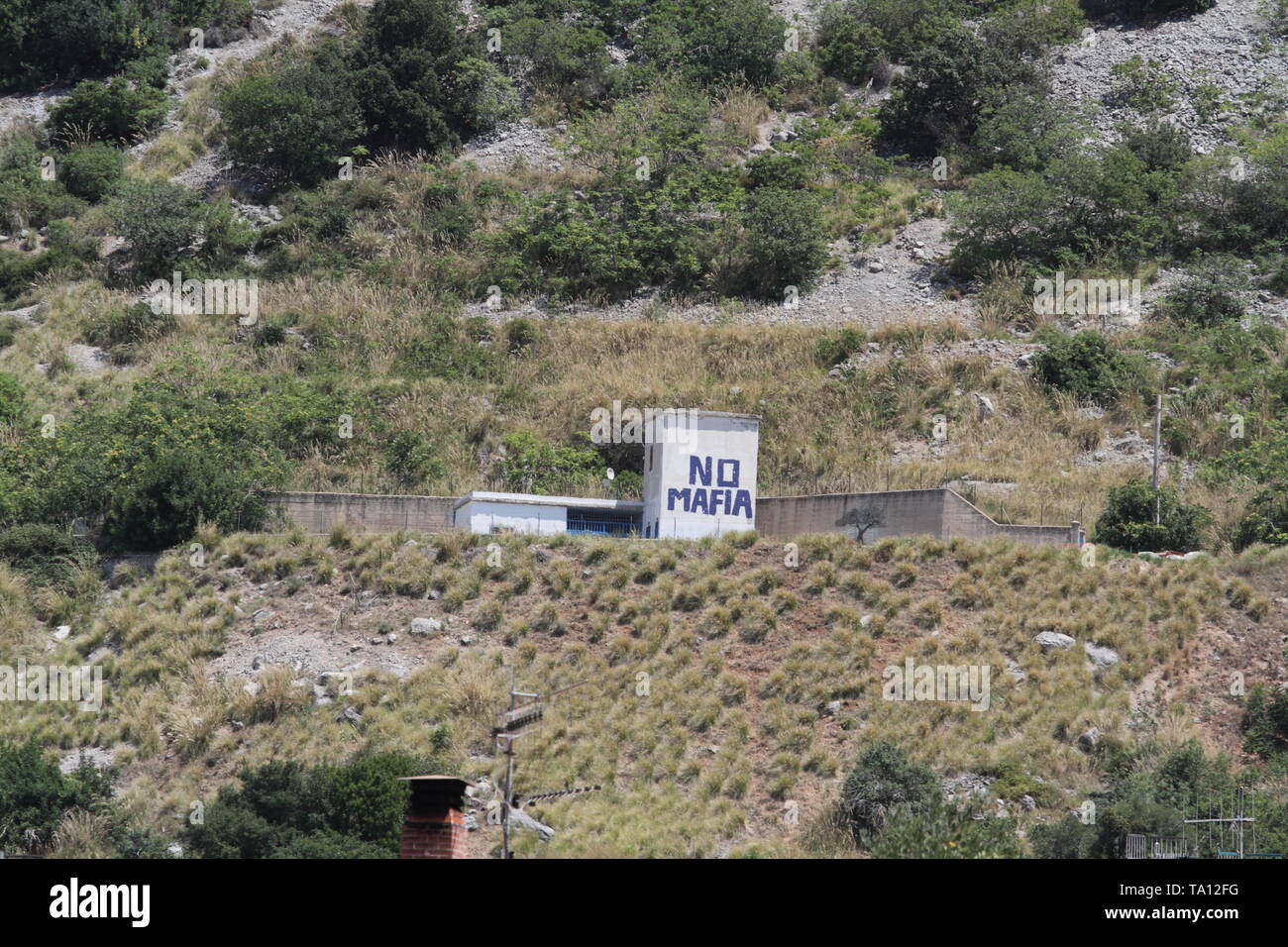 Capaci, Italien - 4. Juli 2016 - Das Denkmal auf dem Gelände des Massakers vom 23. Mai 1992 über die Autobahn A29 Stockfoto