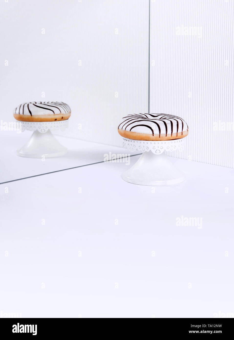 Gestreifte Donuts auf einem weißen Hintergrund. Stilvolle minimalen Begriff Stockfoto