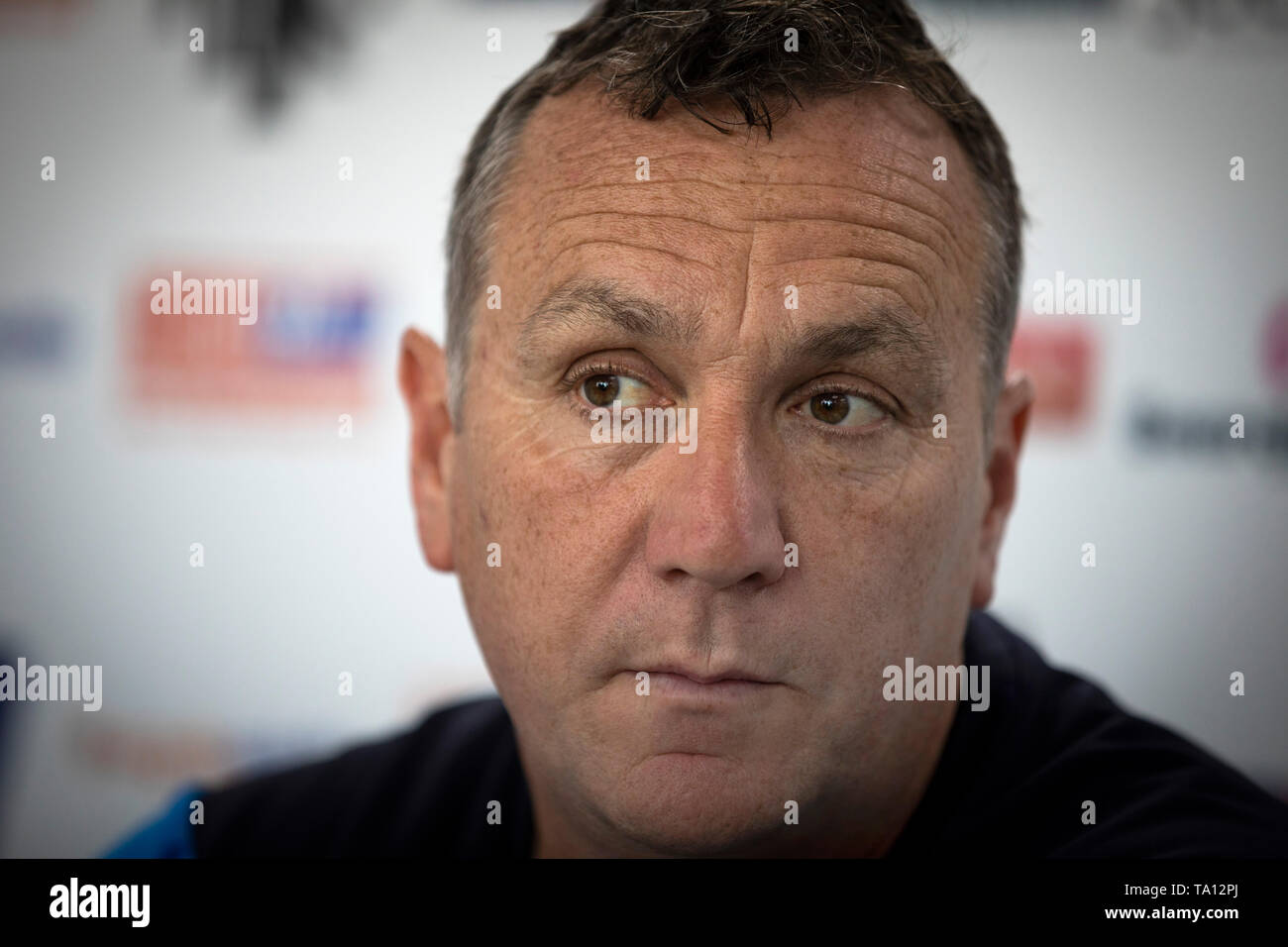 Mickey Mellon, Manager der Tranmere Rovers Football Club vor der Presse im Rahmen einer Pressekonferenz am Training der Verein in Leasowe, Wirral. Tranmere Rovers gewonnen Förderung zu EFL League 2 aus der Nationalen Liga über einen Play-off in der Saison 2017-8 und kehrte 12 Monate später, am 25. Mai zum Wembley Newport County für einen Platz in der EFL-Liga eine zu Gesicht. Stockfoto