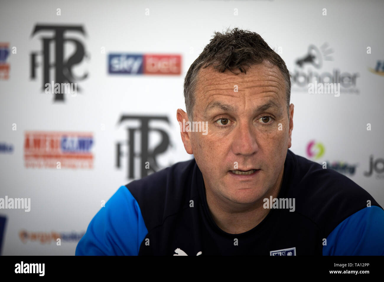 Mickey Mellon, Manager der Tranmere Rovers Football Club vor der Presse im Rahmen einer Pressekonferenz am Training der Verein in Leasowe, Wirral. Tranmere Rovers gewonnen Förderung zu EFL League 2 aus der Nationalen Liga über einen Play-off in der Saison 2017-8 und kehrte 12 Monate später, am 25. Mai zum Wembley Newport County für einen Platz in der EFL-Liga eine zu Gesicht. Stockfoto
