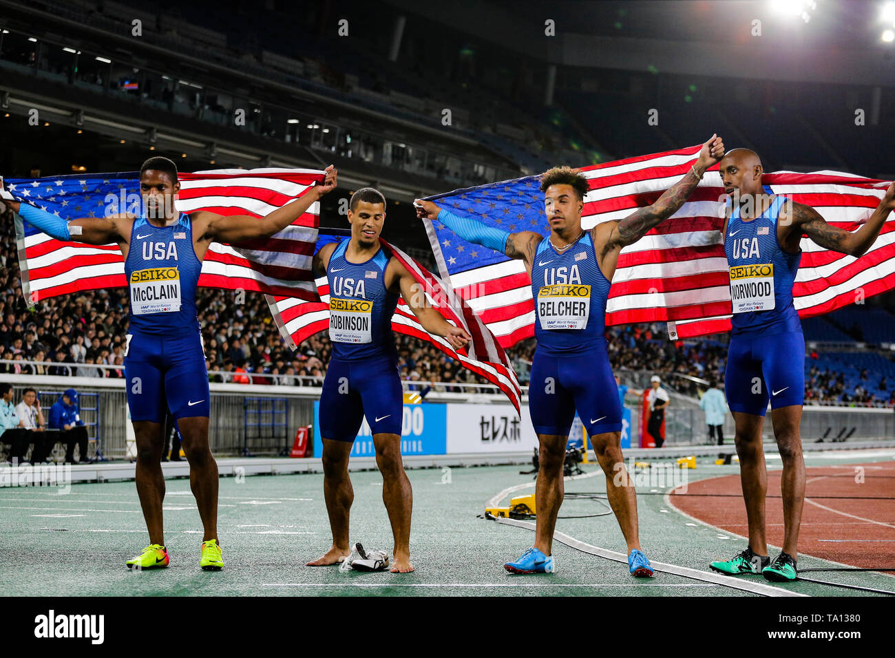 YOKOHAMA, Japan - 12. Mai: Remontay McClain, Bryce Robinson, Christopher Belcher und Vernon Norwood der USA, nachdem Sie die mens 4 x 200 m Staffel finale während der Tag 2 des 2019 IAAF World Relais Meisterschaften an der Nissan Stadium gewonnen am Sonntag, den 12. Mai 2019 in Yokohama, Japan. (Foto von Roger Sedres für die Iaaf) Stockfoto