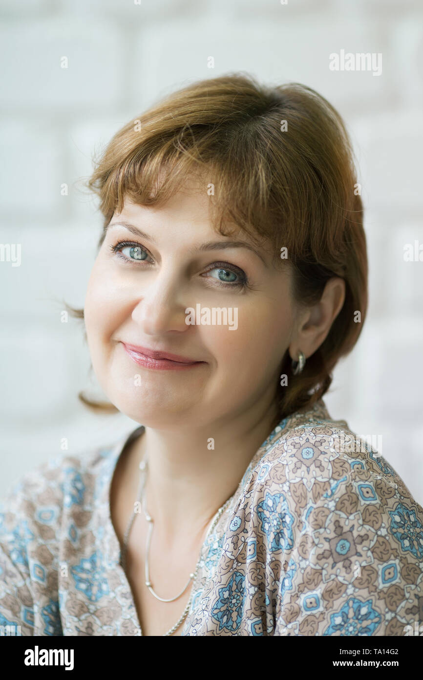 Frau mittleren Alters closeup im Cafe schön lächeln Stockfoto