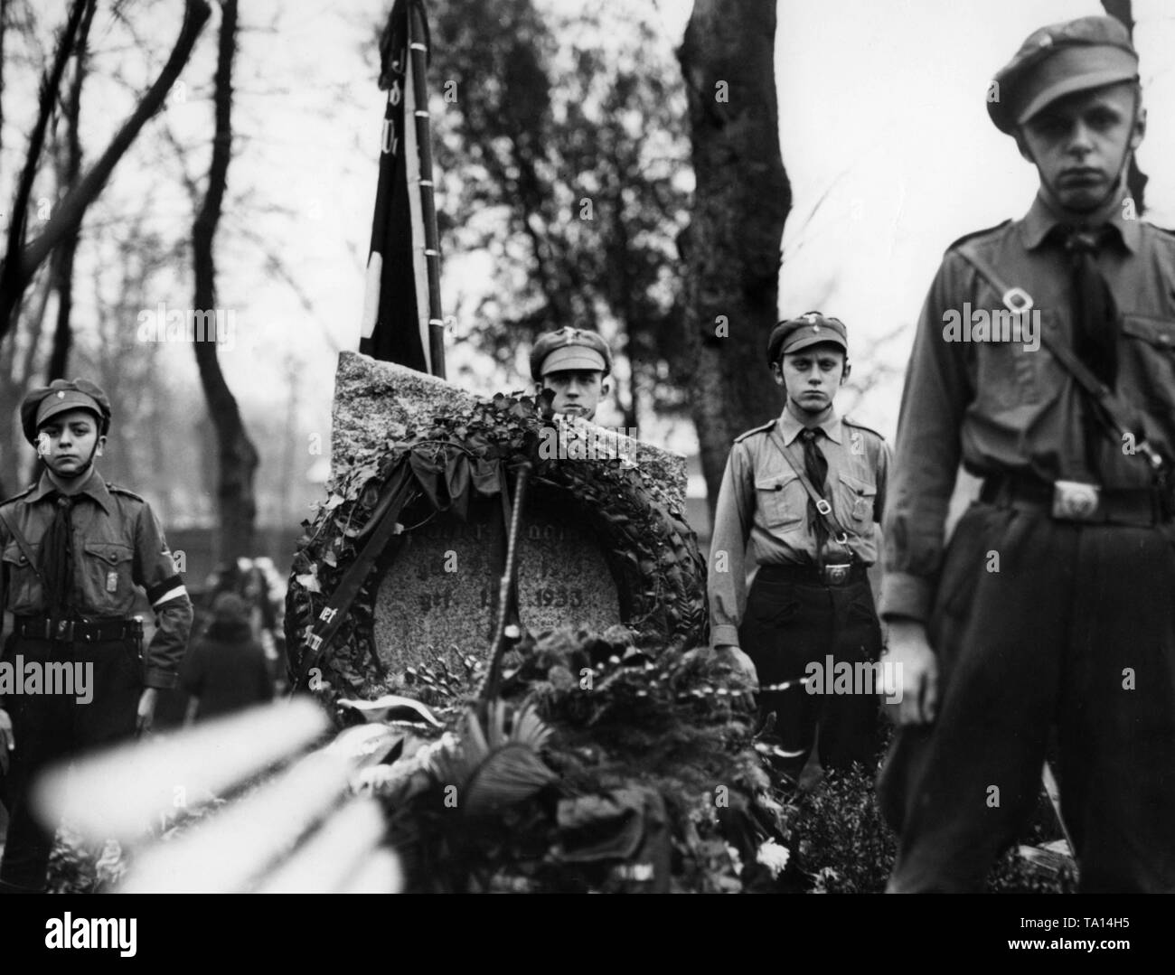In der Luisenstadt Friedhof an der Bergmannstraße in Berlin-Kreuzberg, Mitglieder der Hitlerjugend halten Ehrenwache Am Totensonntag (Sonntag der Toten) am Grab von Walter Wagnitz aus dem Wedding (Berlin), der am 1. Januar 1933 starb. Stockfoto