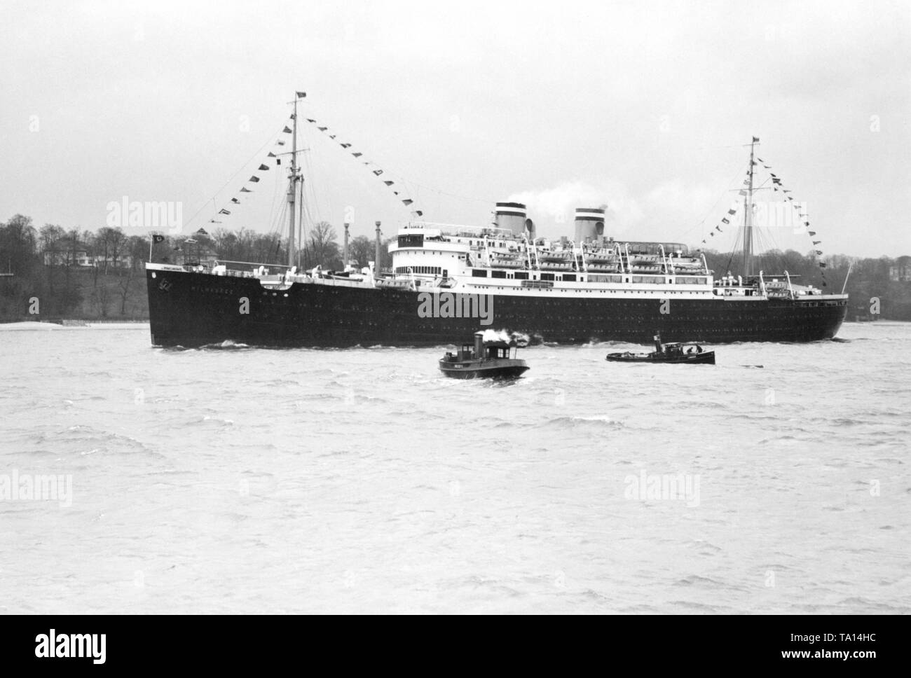 Die HAPAG Dampfer 'Milwaukee' verlässt den Hamburger Hafen für eine Mittelmeerkreuzfahrt auf der Unterelbe. Von 1934, dem 'Milwaukee', die eigentlich für den transatlantischen Service bestimmt war, zahlreiche Kreuzfahrten im Mittelmeer. Stockfoto