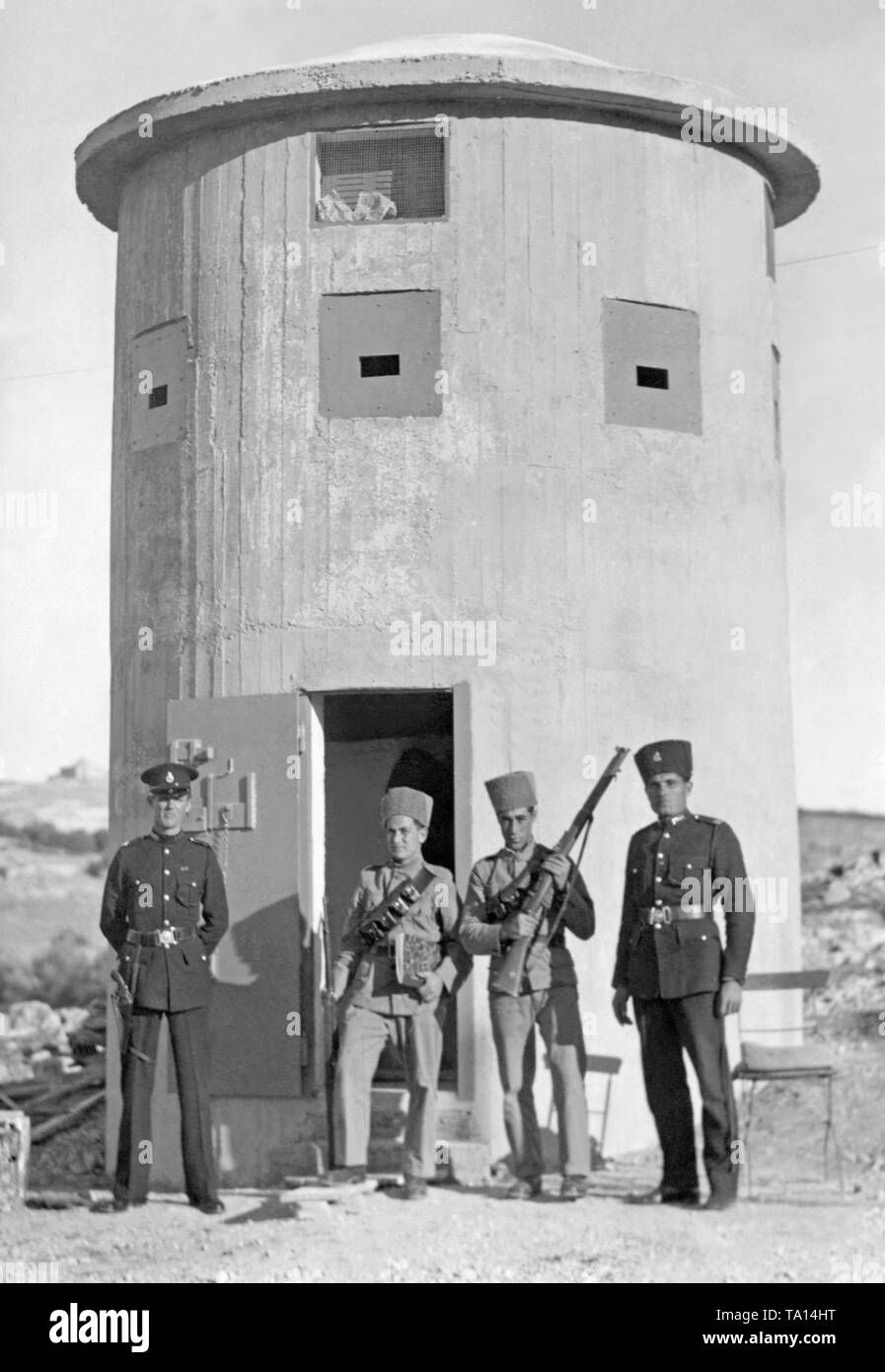 Ein Bild aus den 1930er Jahren: ein Britisches, zwei jüdische und arabische Polizist (von links) auf der Straße zu blockieren. Stockfoto