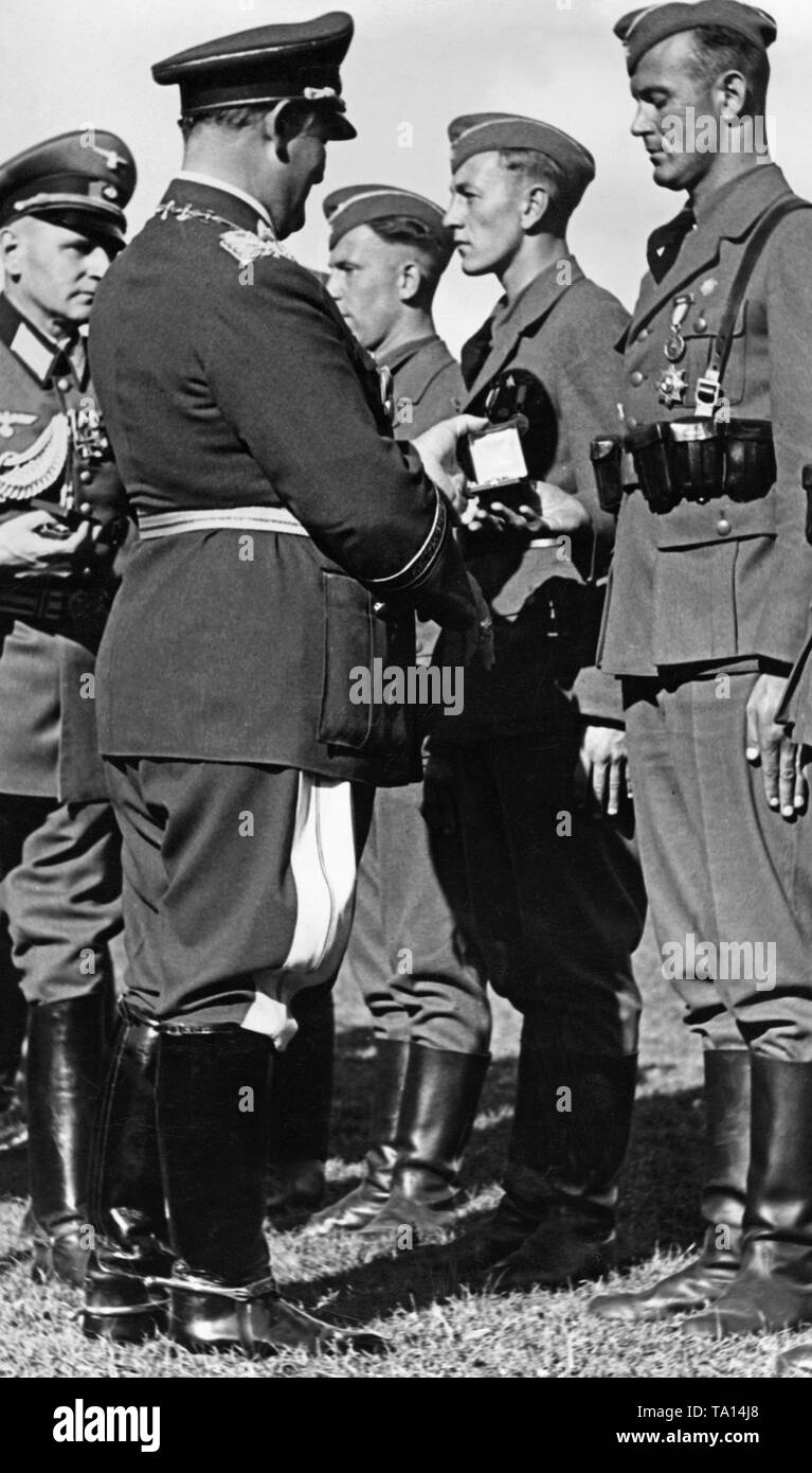 Foto von Feldmarschall Allgemein, Hermann Göring, während er die Vergabe ist die spanische Golden Cross und des Spanischen Goldenen Kreuz mit brillants Zurück zu Pilot Offiziere der Legion Condor während einer Siegesparade im Hamburger Moorweide am Dammtor. Die Offiziere sind bereits das Tragen der spanischen Militär Medaille (links) und die Medaille für die Kampagne (Medalla de la Campana) (auf der rechten Seite). Stockfoto