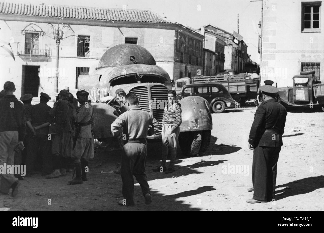 Foto von einem Hispano-Suiza MC-36 Panzerwagen durch die spanischen nationalen Einheiten der republikanischen Seite beschlagnahmt. Das Fahrzeug ist ein leicht gepanzertes Fahrzeug mit einem Maschinengewehr Revolver als Bewaffnung. Das Fahrzeug ist von der Mechanik in Valmojado in der Nähe von Toledo für die Kämpfe in der Hauptstadt Madrid im Oktober 1936 vorbereitet. Stockfoto