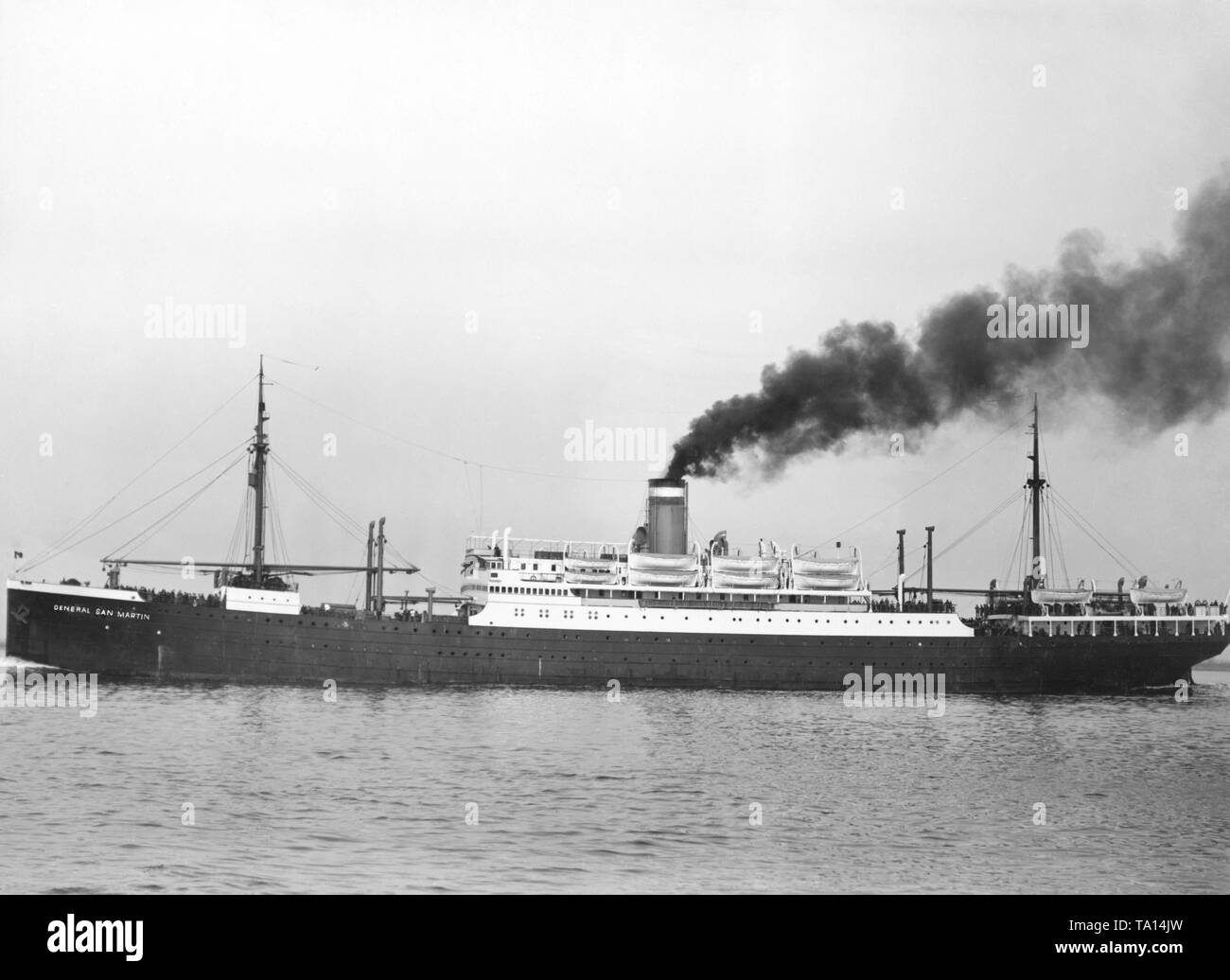 Die passagierdampfer "General San Martin" in Dampf. Der 'General San Martin" segelte Südamerikanischen Routen für die Hamburg-America line. Stockfoto