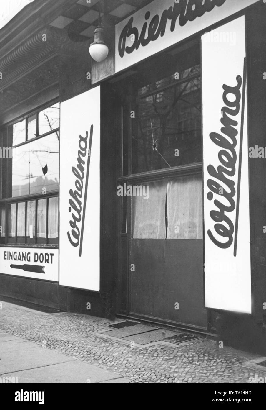 An der Ecke Potsdamer und Pallasstrasse die Fensterscheiben von Bar die Nationalsozialistische 'Wilhelma' kaputt waren (Undatiertes Foto). Stockfoto
