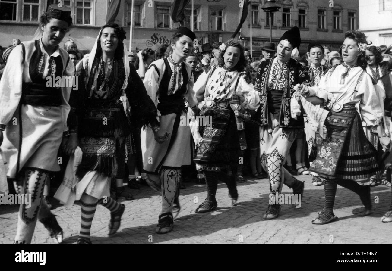 An ein "junger Kulturkundgebung der europaeischen Jugend' Bulgaren Tanz in Kostümen in die historische Stadt Weimar. Stockfoto
