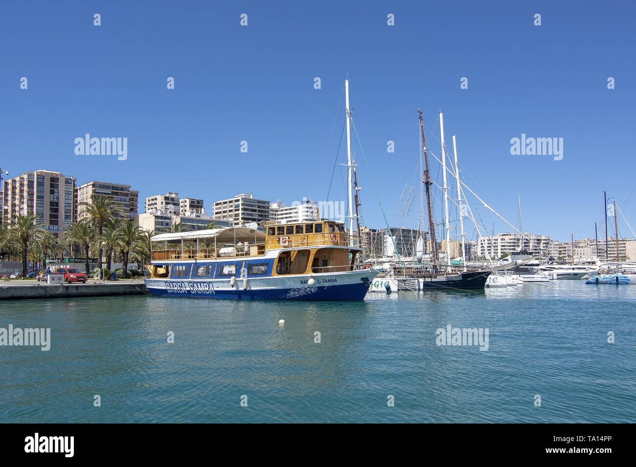 PALMA, MALLORCA, SPANIEN - 20. MAI 2019: Hafen von Palma Boot Tour Blick an einem sonnigen Tag am 20. Mai 2019 im Palma, Mallorca, Balearen, Spanien. Stockfoto