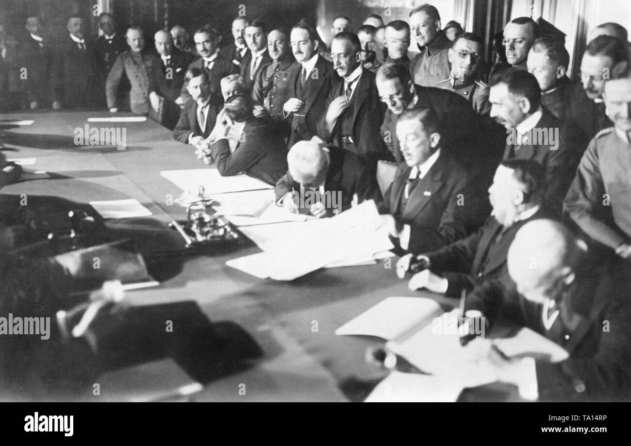 Alexandru Marghiloman, der rumänische Premierminister, unterzeichneten den Friedensvertrag von Bukarest. Nach dem erfolglosen Ausgang des Krieges und die fast vollständige Besetzung von Rumänien, der Frieden von Bukarest am 7. Mai 1918, endete der Erste Weltkrieg in Rumänien. Stockfoto