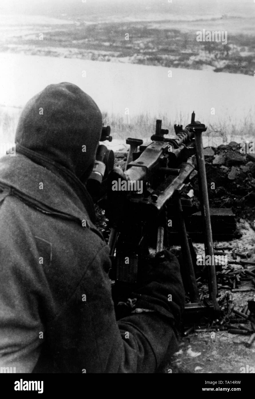 Auf einem Hügel am Ufer des Don, eine deutsche Maschine-gun Guard hat Stellung genommen. Neben dem Stativ, das MG 34 ist auch mit einem gunsight ausgestattet. Foto der Propaganda Firma (PK): kriegsberichterstatter Kripgans. Stockfoto