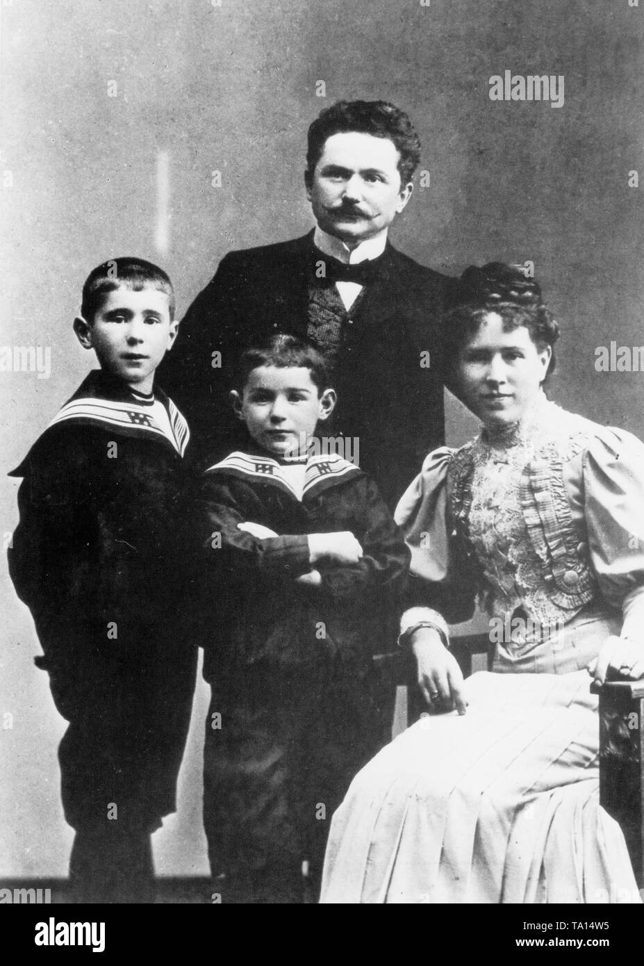 Bertolt Brecht als Kind in einer Familie Foto im Jahre 1908 übernommen. Es zeigt seinem Vater Friedrich Bertold Brecht und seine Mutter Sophie, auf der linken die jungen Eugen Berthold und sein Bruder Walter in Augsburg. Stockfoto