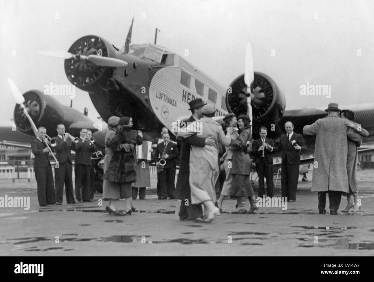 Am 1. April 1937, Lufthansa veröffentlicht dieses Foto als Witz ein April Fools' mit der Mitteilung, dass von nun an eine Band führen Sie vor jedem Flug, für Fahrgastschiffe, die ähnlich. Hier tanzen die Passagiere vor einer Junkers Ju 52/ 3m. Stockfoto
