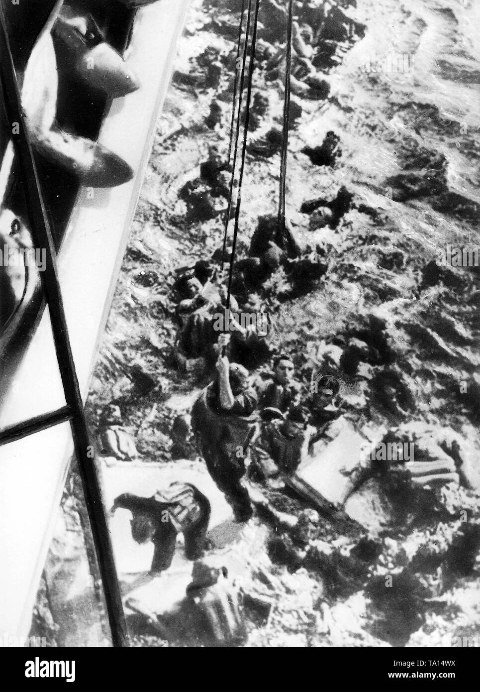 Überlebende des Schlachtschiffs "Bismarck" vom Englischen Kreuzer "HMS Dorsetshire", 27. Mai 1941 erfasst. Die Bismarck war am 27. Mai 1941 in der Schlacht mit britischen Seestreitkräfte versenkt, Stockfoto