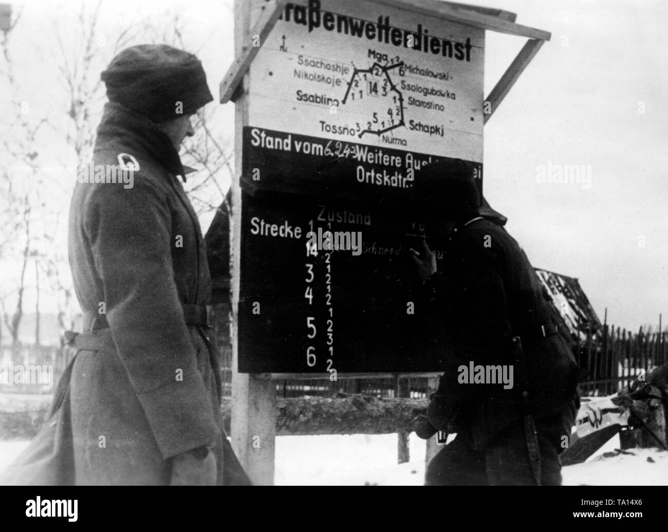 Ein deutscher Soldat schreibt das aktuelle Wetter auf einer Tafel die vorrückenden Einheiten zu informieren. Foto der Propaganda Firma (PK): SS Kriegsberichterstatter Raudies. Stockfoto