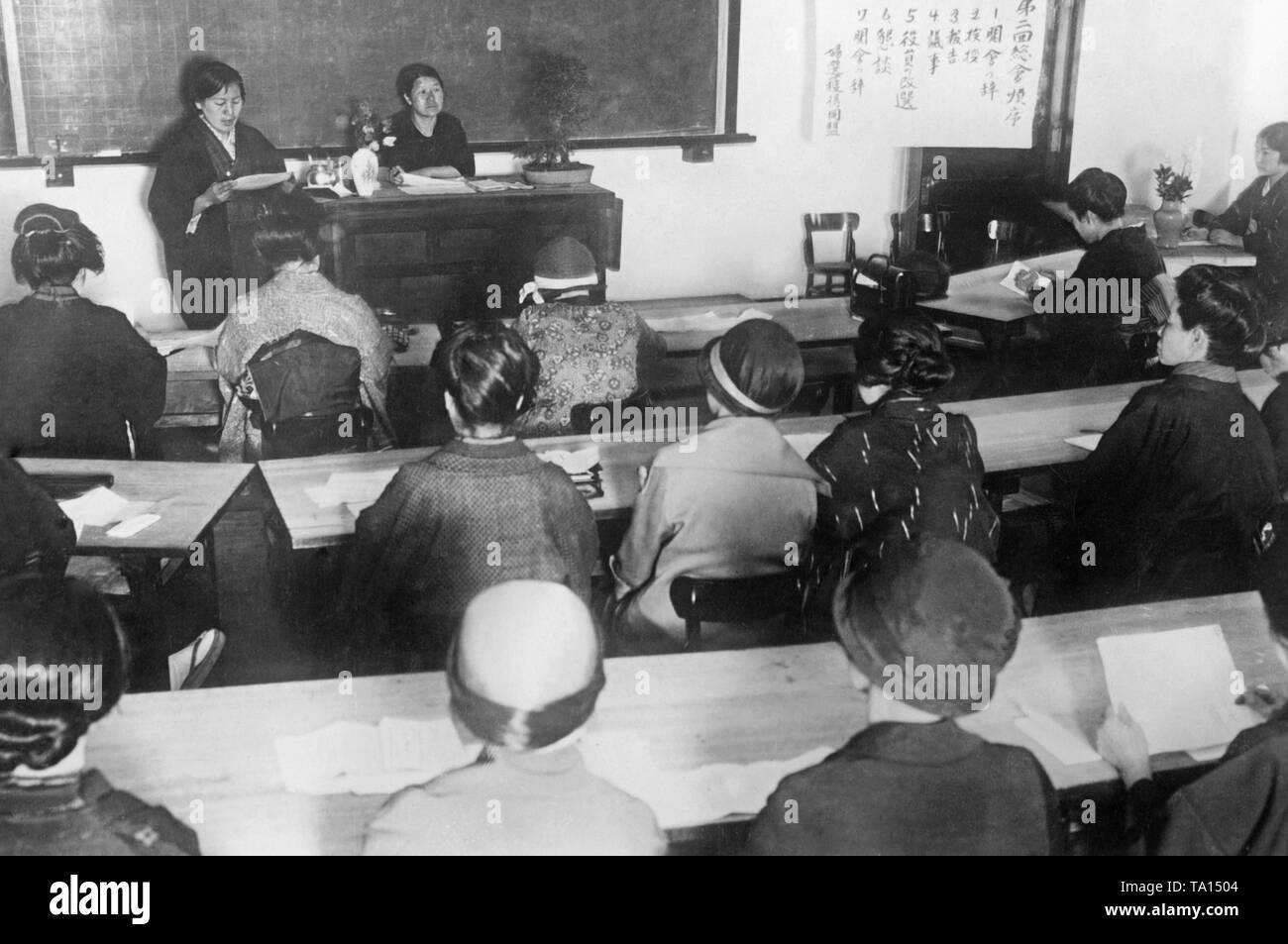 Eine Gruppe von Frauenrechtlerinnen, unter anderem für das Frauenwahlrecht in Japan befürworten, in einem Klassenzimmer. Stockfoto
