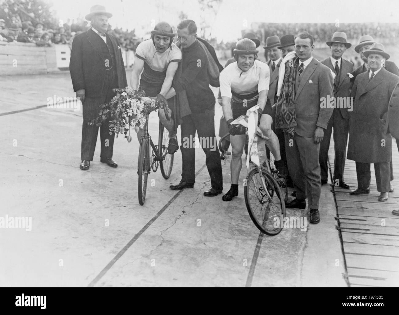 Die beiden Teilnehmer des Grand Pfingsten Prize, 1929, sind bereit, Rennen auf dem olympischen Radweg in Berlin. Auf der rechten Seite, deutscher Rennfahrer Walter Sawall. Neben ihm, der Franzose Charles Pelissier. Stockfoto