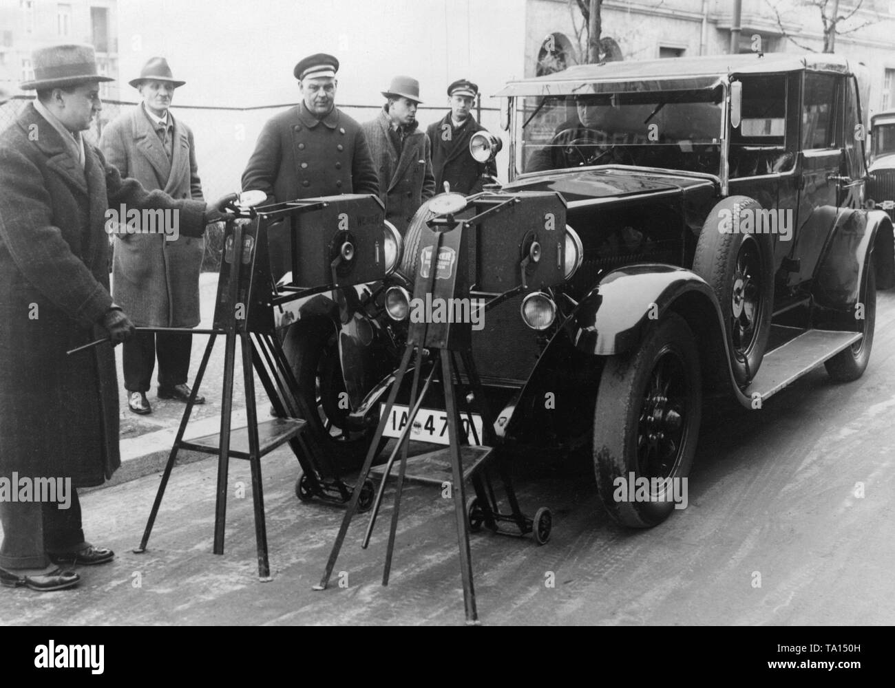 Auf einer Teststrecke des ADAC, die Fahrer konnten ihre Fahrzeuge kontrolliert technisch kostenlos zu haben. Die Strecke begann mit der Überprüfung der elektrischen Anlage und der Scheinwerfer. Stockfoto