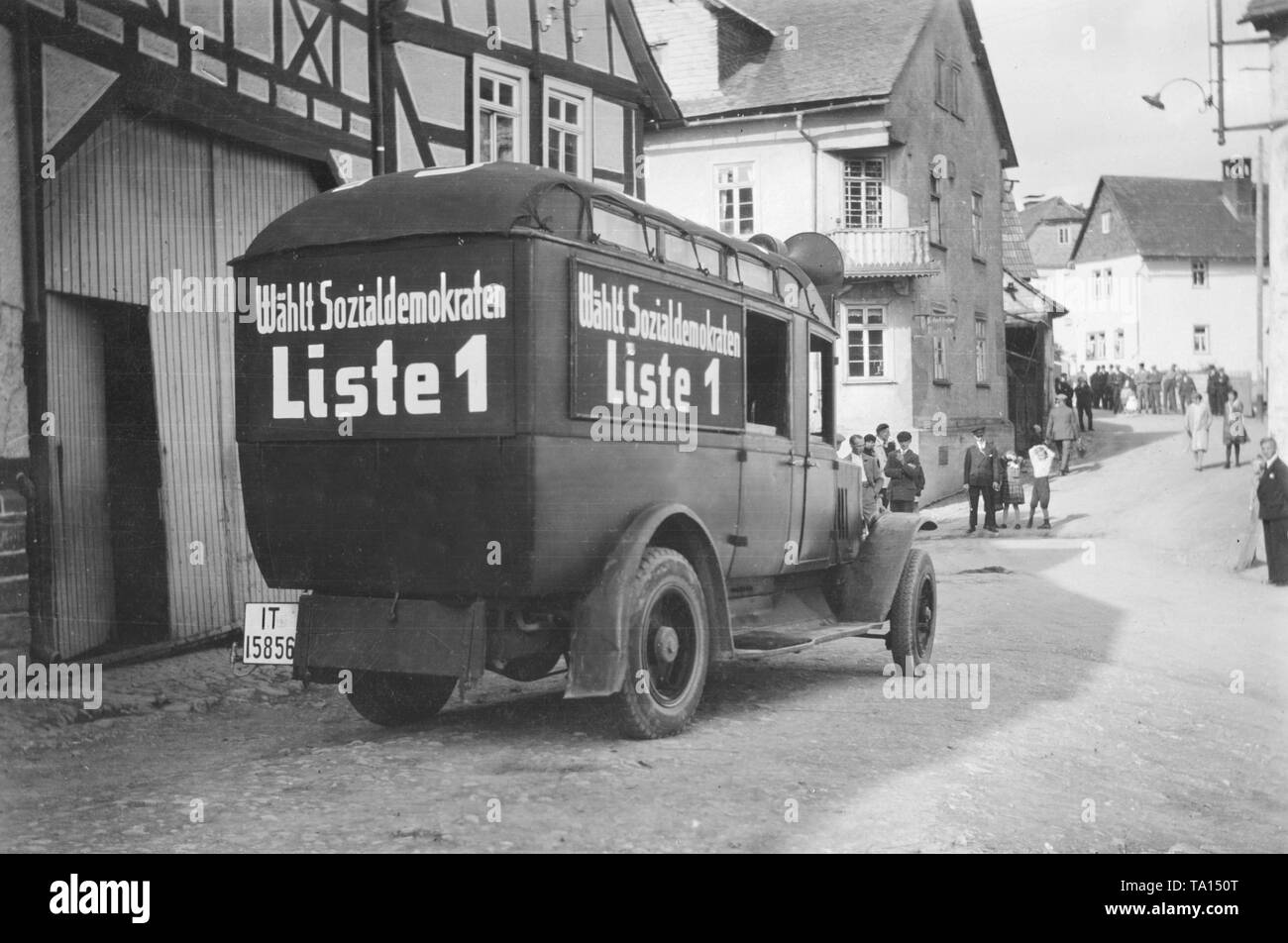Während der Kampagne für den Reichstag Wahlen im September 1930, als die SPD auf, sie dienen unter anderem Lautsprecher Lieferwagen, ein Roman propaganda Methode zu dieser Zeit. Stockfoto