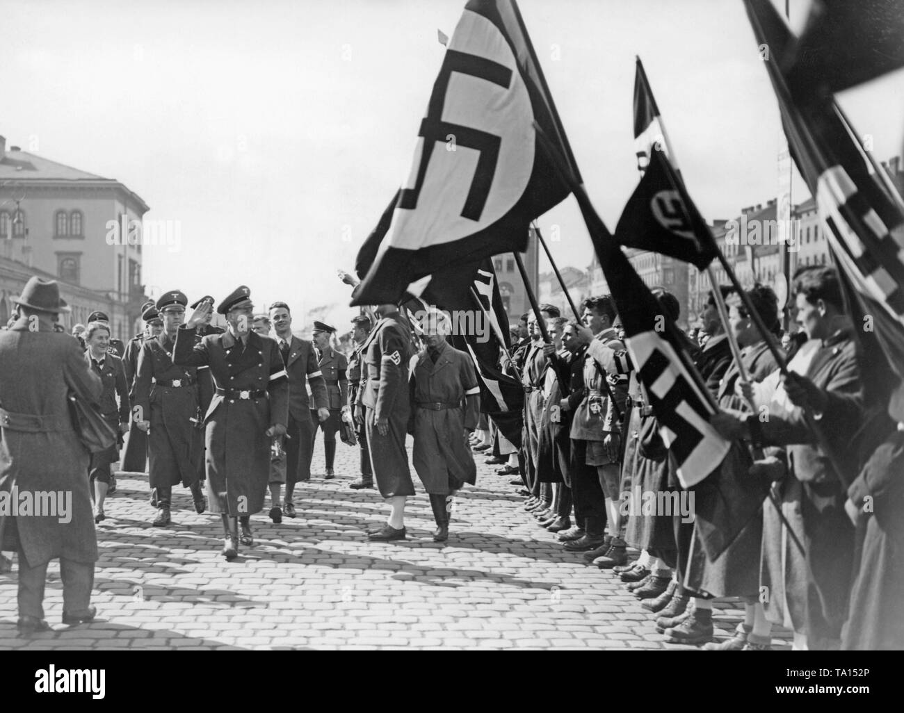 Die Reich Jugendleiter Baldur von Schirach wird durch die Hitlerjugend am Wiener Westbahnhof begrüßt. Von Schirach reiste nach Wien in der Zeit der Annexion Österreichs an das Deutsche Reich. Stockfoto
