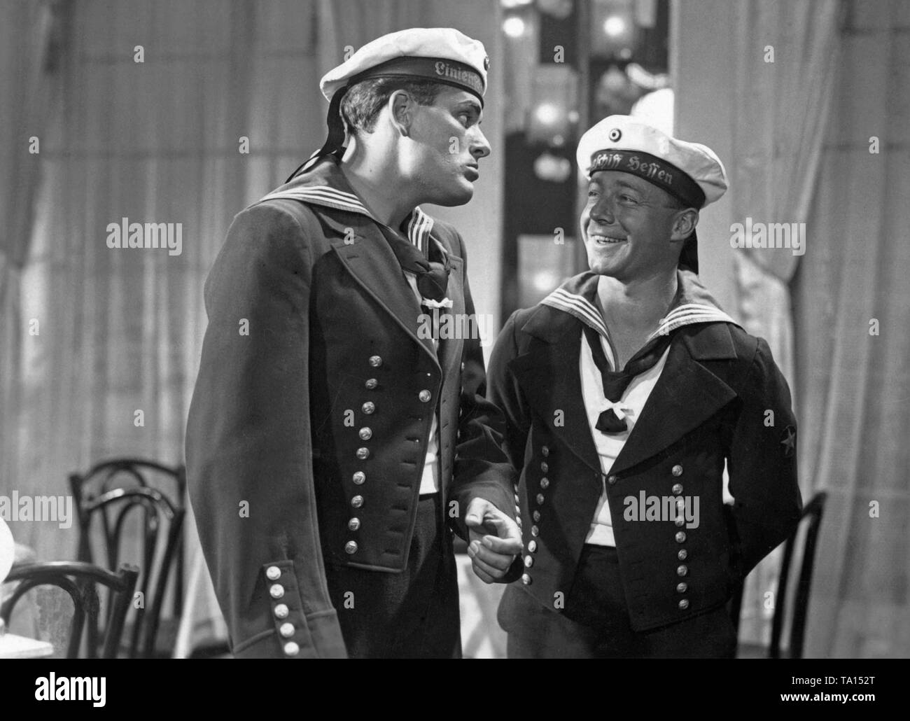 Heinz Ruehmann wie Heini Jaeger (rechts) und Friedrich Benfer wie Willy Timm in der Komödie "Drei Bluejackets und eine Blonde", Regie: Carl Boese. Alle drei Jungen verlieben mit einem blonden Mädchen. Stockfoto