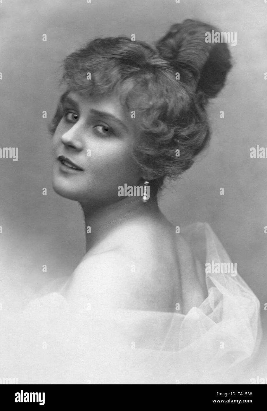 Portrait der deutschen Schauspielerin Rose Felsegg, wahrscheinlich am Ende der 1910er Jahre. Undatiertes Foto. Stockfoto