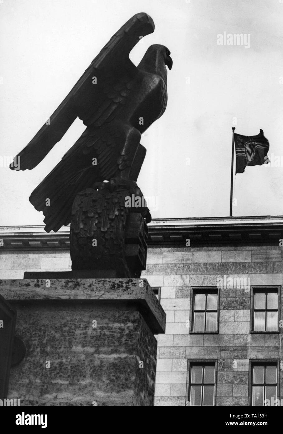 Ein Nazi Party Eagle und die reichskriegsflagge auf das Gebäude des Ministeriums für die Luftfahrt, die anlässlich des zweiten Jahrestages der Wiedereinführung der Wehrpflicht hoistered wurde. Stockfoto