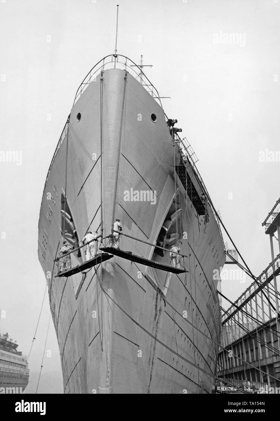 Die "Queen Mary" erhält einen grauen camouflage Farbe in den Hafen von New York. Umgebaut auf einen Truppentransporter, der 'Queen Mary' brachte Australischen und Kanadischen Soldaten in Europa und im Pazifik vor. Stockfoto