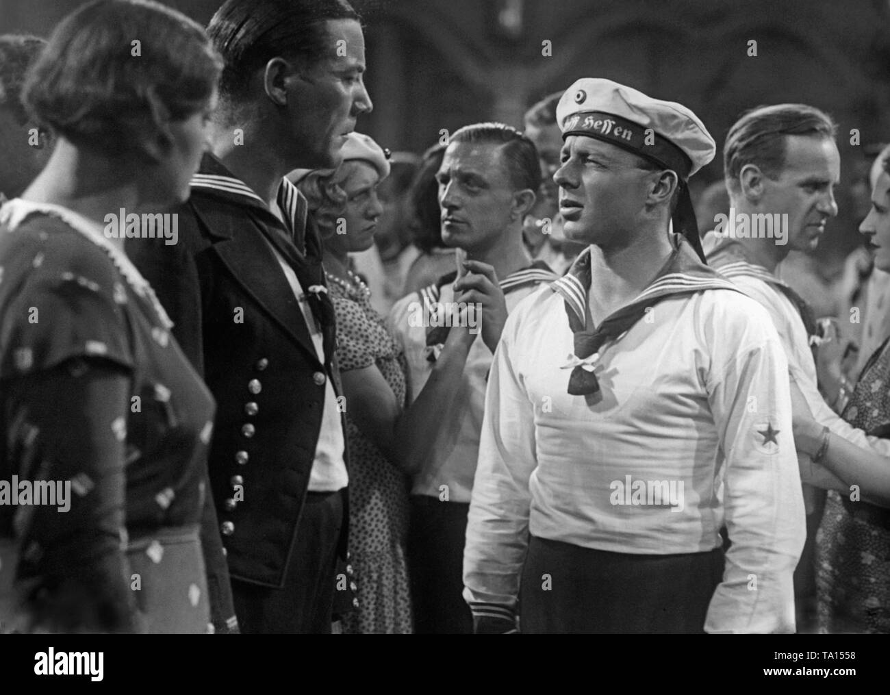 Heinz Ruehmann wie Heini Jaeger (rechts) in der Komödie "Drei Bluejackets und eine Blonde", Regie: Carl Boese. Alle drei Jungen verlieben mit einem blonden Mädchen. Stockfoto