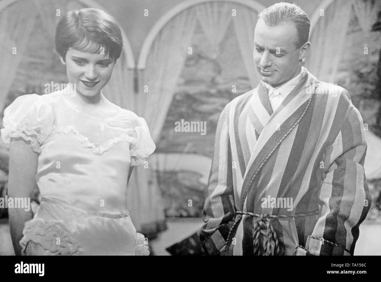 Heinz Ruehmann als Fred Holmes und Dolly Haas als Edith Ringler in Dinge, die der Film" Schon besser, "sind von Kurt Gerron. Dieser Film ist verschwunden. Stockfoto