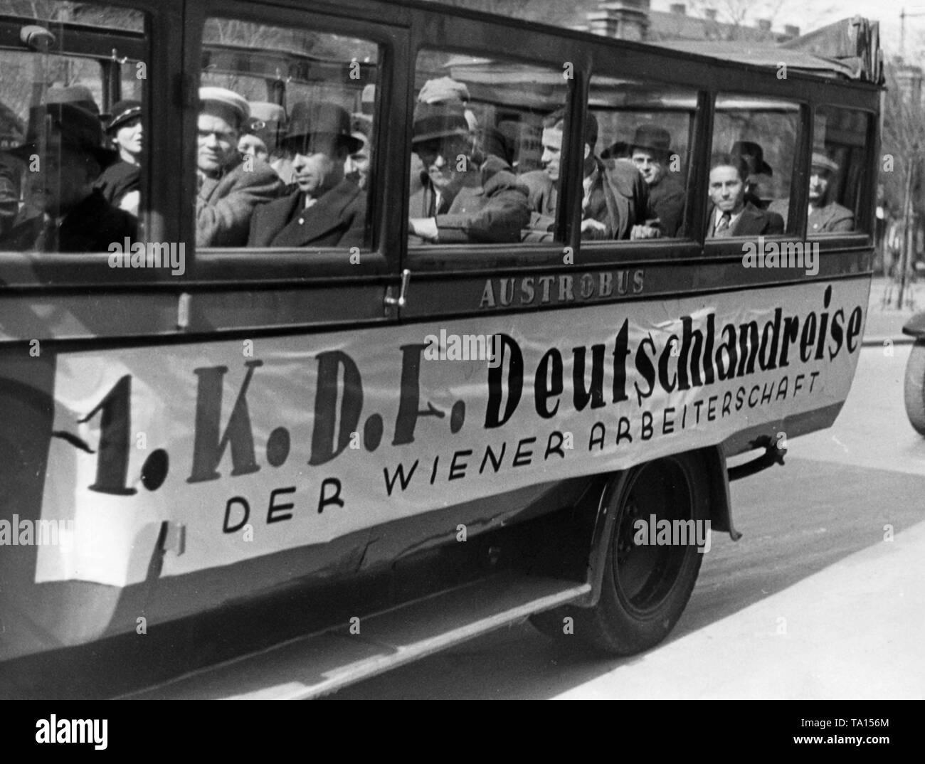 Nach dem Anschluss Österreichs, die NS-Organisation "Kraft durch Freude" ("Kraft durch Freude") organisiert einen Bus (hier Austrobus) und Zug Reise durch Deutschland. Stockfoto