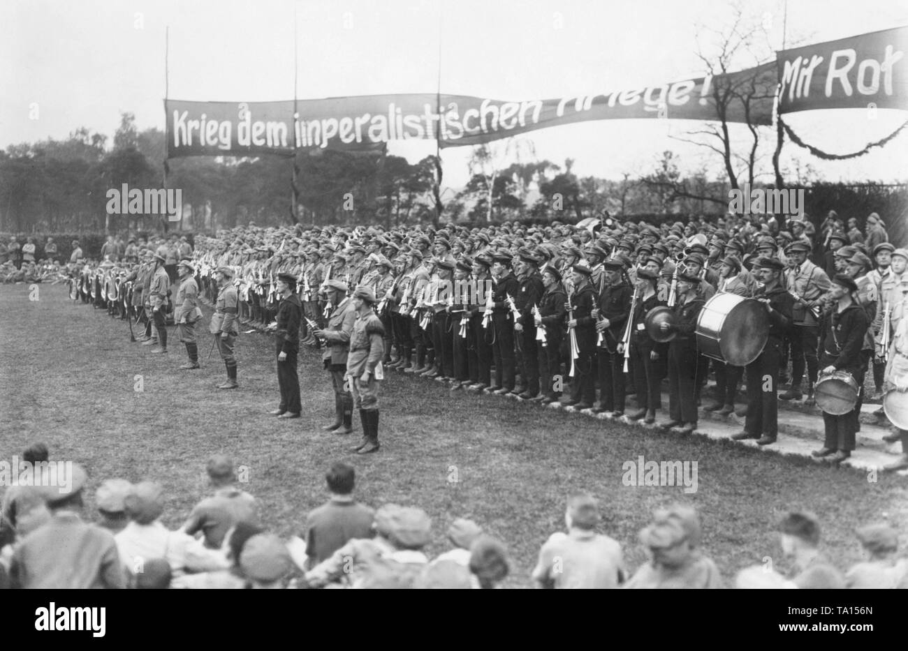 In der Sitzung des Rfb am Pfingstsonntag mehr als 25.000 rote Front Kämpfer März auf dem Tempelhofer Feld in Berlin. Hier eine Band ist unter einer Fahne mit der Aufschrift "Krieg der imperialistischen Kriege gebildet!" Stockfoto