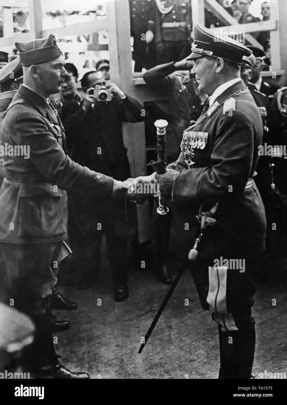 Bei der Ankunft der Legion Condor in Spanien, Feldmarschall Allgemeine Hermann Göring (auf der rechten Seite mit der allgemeinen Baton), grüßt Major General Wolfram von Richthofen (links) an der Gangway auf St. Pauli, Hamburger Stadtteil. Stockfoto