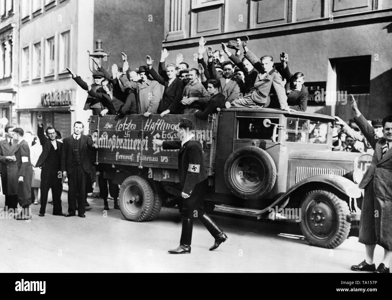 Nach dem Münchner Abkommen und die Sudetendeutschen Gebiete der Tschechoslowakei an das Deutsche Reich als Anlage beigefügt werden. Die Tschechen sind die Sudetendeutschen Gebiete. Freigegeben Sudetendeutsche Häftlinge Fahrt durch die Straßen von Cheb. Auf dem Auto: "Die letzten Gefangenen [...]". Stockfoto