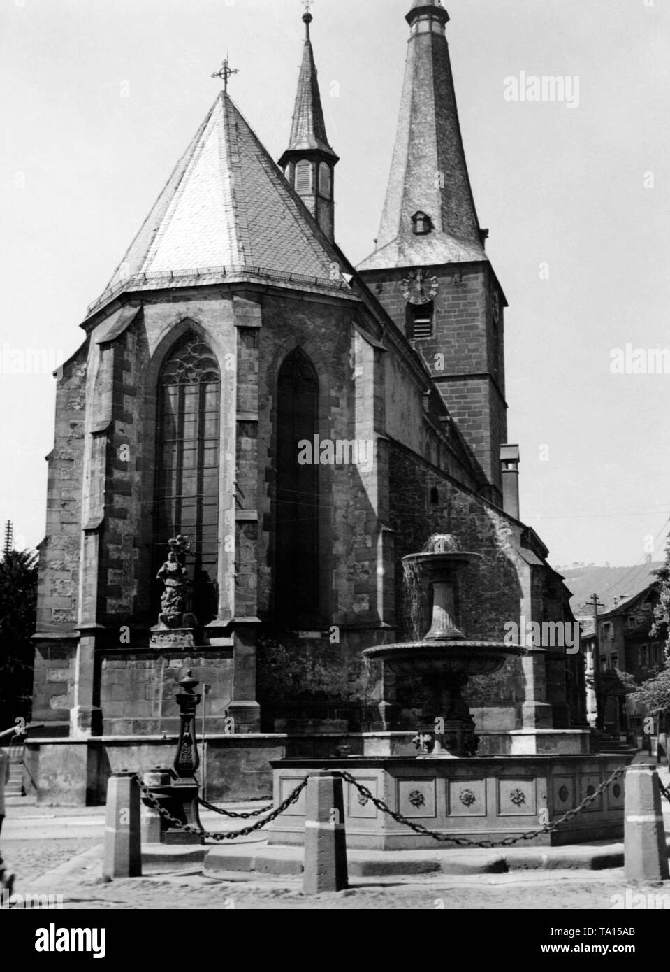 Die spätgotische Katholische Pfarrkirche St. Ulrich gebaut von 1444 bis 1473 als dreischiffige Spalte Basilika mit einem 70 m hohen Turm in der kleinen Stadt Deidesheim in Rheinland-Pfalz. Stockfoto
