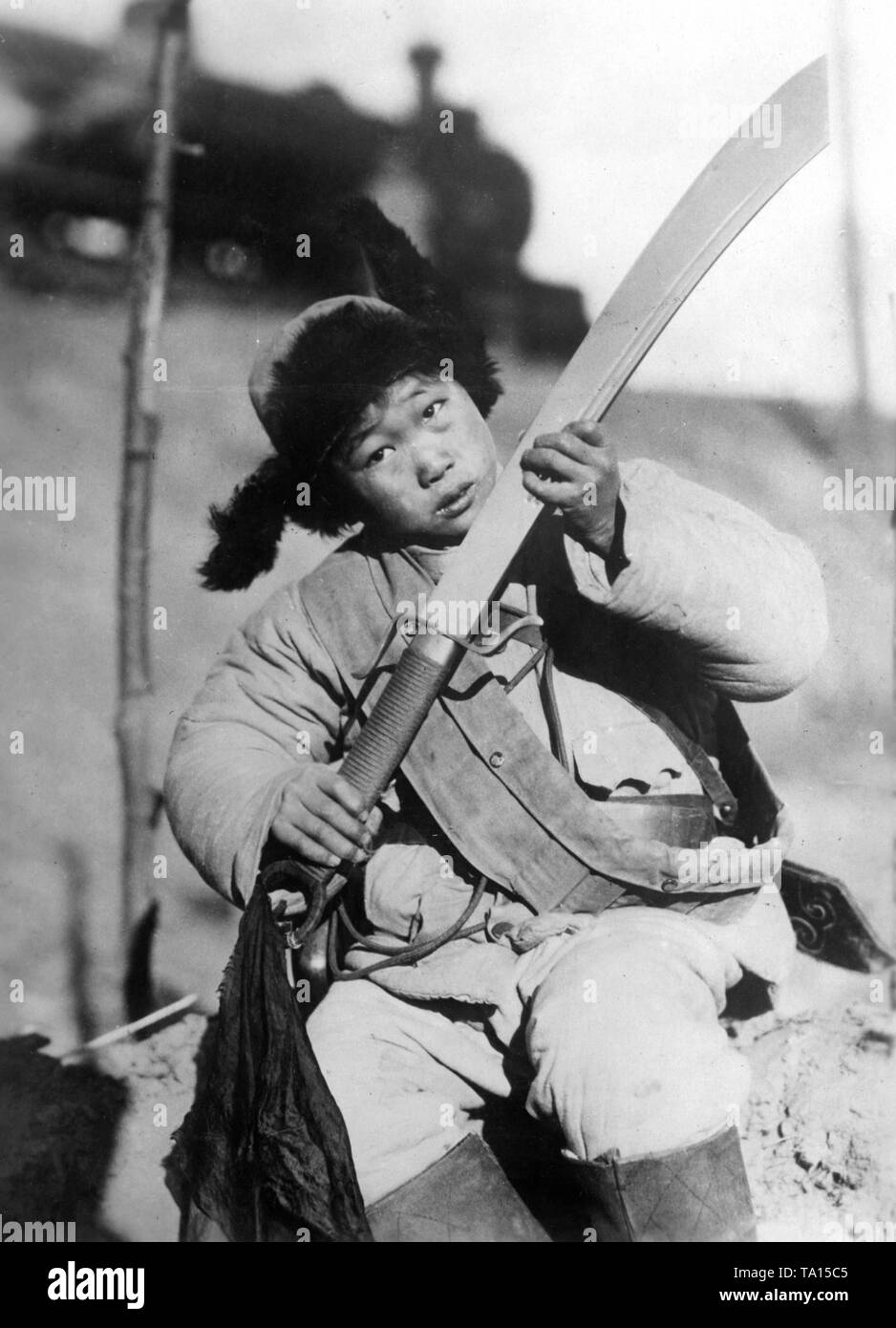 Ein 12 Jahre alter Junge als Henker mit Schwert, er ist Teil der Kriegsherr Au-Kur-schun's Army. Stockfoto
