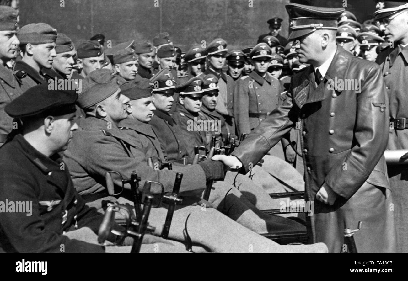 Von einem Arzt begleitet, Adolf Hitler grüßt schwer verletzten Soldaten vor dem Mahnmal in Berlin anlässlich der Heldengedenktag ('Tag des Gedenkens an die Helden"). Kurz danach, Freiherr von Gersdorff durchgeführt, ein Attentat auf Hitler. Stockfoto