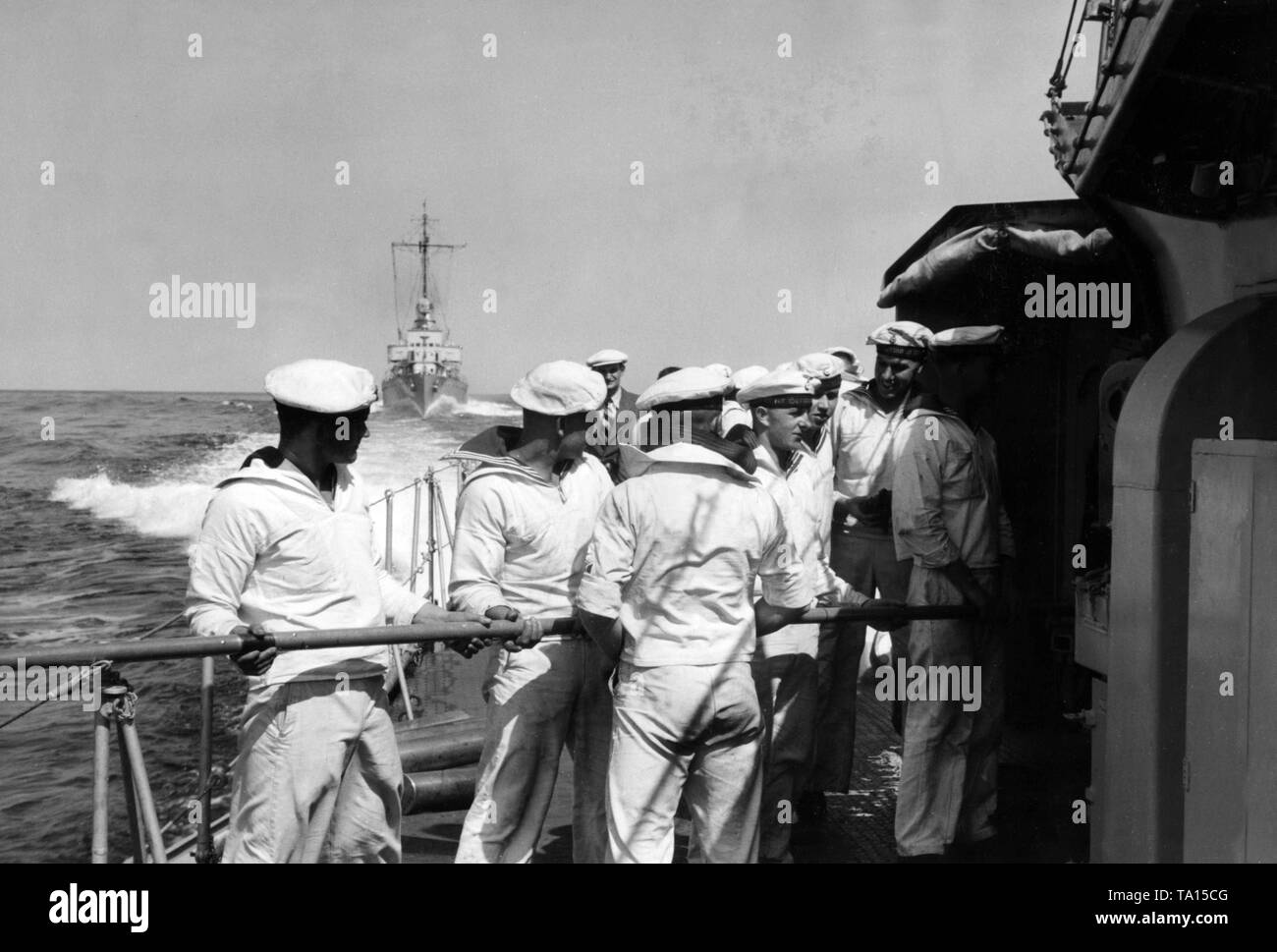Im August 1938 verschiedene Schießwesen Übungen fand im Rahmen des Seemanöver auf der Ostsee. Das Bild zeigt die Mitglieder der Besatzung der Zerstörer Z 7 Hermann Schoemann' während der Reinigung der Pistole Kanonen. Stockfoto